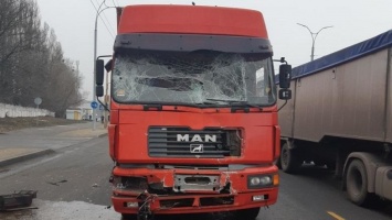 В Киеве фура протаранила маршрутку с пассажирами - есть пострадавшие