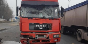 В Киеве грузовик столкнулся с маршруткой: пять человек госпитализировали (ФОТО)