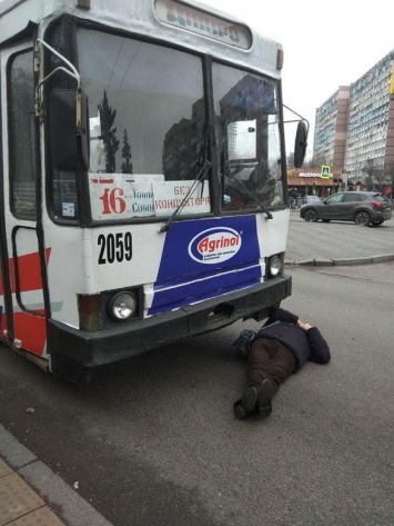 В Днепре мужчина лег под колеса троллейбуса: движение на Гагарина парализовано, - ФОТО
