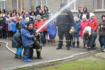 В Николаеве спасатели обучали детей как действовать при пожаре, - ФОТО