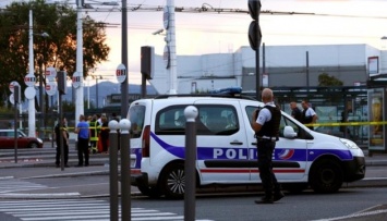 В Париже неизвестный бросился на полицейских с ножом нападавшего застрелили