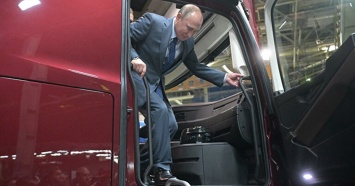 Путин оставил автограф на одном из новых грузовиков «КамАЗа»