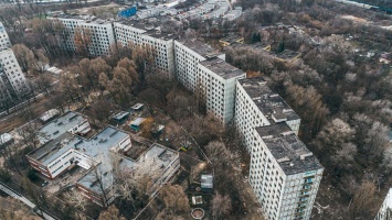 Призрак большого города: в Днепре на Тополе медленно умирает 9-этажный дом