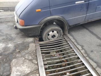 В центре Николаева в «ливневку» посреди дороги провалился микроавтобус