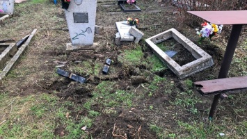 В Днепре на Краснопольском кладбище вандалы разрушили около 30 могил