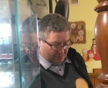 Украинский чиновник рассвирепел в кафе и напал на официантку: "Да вы знаете, кто я такой?"