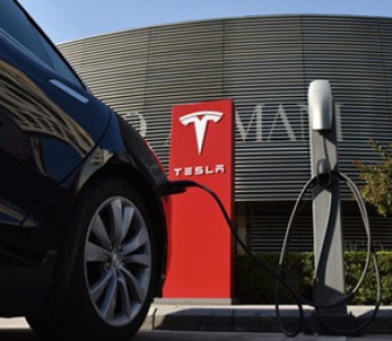 В США расследуют 12 ДТП из-за автопилота в Tesla: три из них смертельные