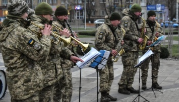 Военный оркестр "Эдельвейс" дал концерт в Мариуполе