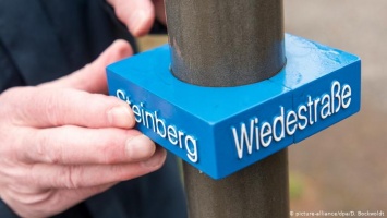 В Германии придумали таблички с названиями улиц для слепых