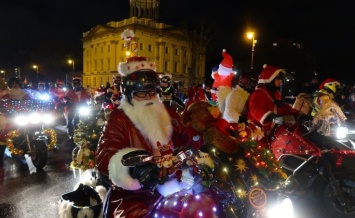 Санта Клаусы ушли в отрыв: в Берлине прошел самый необычный мотопробег - яркие фото