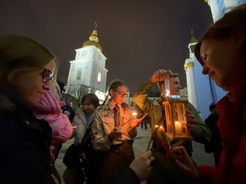 В Киев привезли Вифлеемский огонь мира