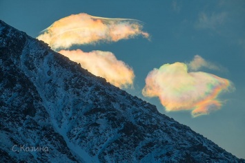 Появились фото необычно ярких облаков в холодной Сибири, сделанные в декабре