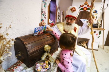 На Хортице святой Николай принимал письма от детей: просили снега зимой, - ФОТОРЕПОРТАЖ
