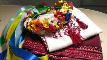 На Днепропетровщине женщина шьет этно-одежду из подручных средств