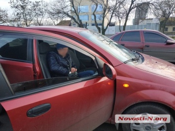 В Николаеве «Шевроле» врезался в «Ниссан» - пьяному водителю пришлось надеть наручники. ВИДЕО 18+