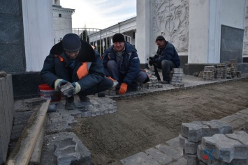 Строители укладывают последние квадратные метры тротуарной плитки на ж/д вокзале в Симферополе (ФОТО)