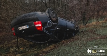 В Днепре автомобиль перевернулся на скользкой дороге и улетел в овраг