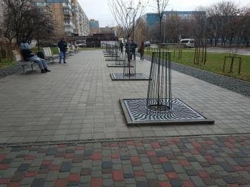В Днепре в сквере на Парусе установили особенные решетки (Фото)