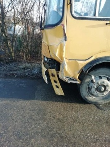 Под Мариуполем школьный автобус попал в аварию,- ФОТО