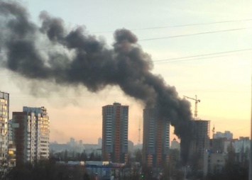 В Киеве загорелась недостроенная высотка: что известно