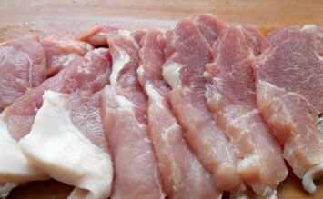 "Мясо плавает": что в запорожских супермаркетах предлагают под видом свинины (ФОТО)