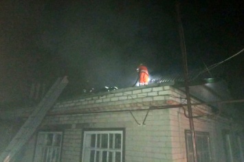 В Магдалиновском районе горел жилой дом