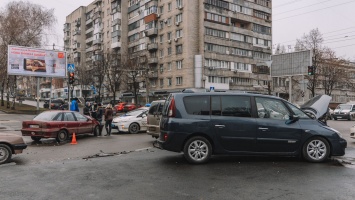 В Днепре на проспекте Поля столкнулись Renault и Mitsubishi: образовалась пробка