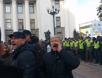 Тимошенко вывела людей под Верховную Раду