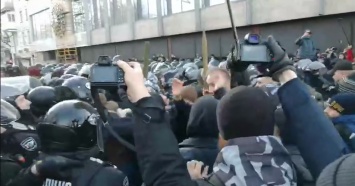 Киеве Майдан: под Радой митингующие дерутся с полицией - в ход может пойти тяжелая техника
