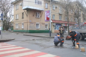 На пешеходном переходе на проспекте ставят подсветку