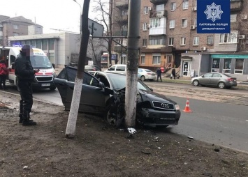 В Мариуполе водитель на Audi спасал пешехода и врезался в столб,- ФОТО