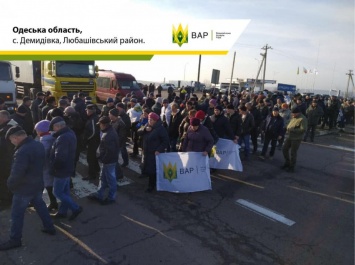 Протестующие против земельной реформы аграрии перекрыли трассу "Одесса- Киев"