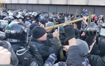 Полиция снесла палатку протестующих под Радой (видео)