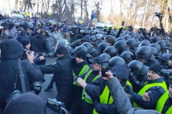 Полиция дубасила всех подряд, не разбираясь - Бевз о стычках возле парламента