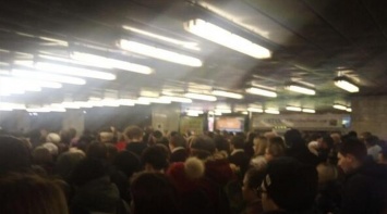 Киевское метро заблокировано второй день: люди раздражены, ломают турникеты