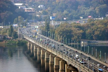 На мосту Патона в Киеве просел асфальт: движение частично ограничили