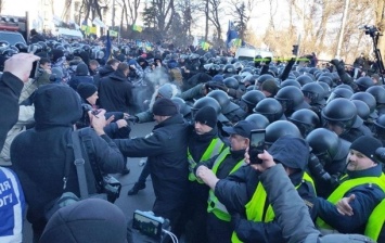 Митинги под Радой: задержано около 30 человек, пострадавших - почти 20