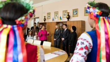 Первая леди посетила Украинский культурно-образовательный центр в Баку