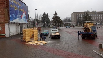 В Никополе на главной площади установили Рождественский вертеп
