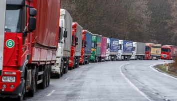 Более ста грузовиков застряли в очереди на границе с Румынией