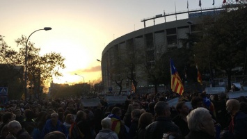 Сторонники независимости Каталонии проводят протесты прямо возле стадиона Камп Ноу