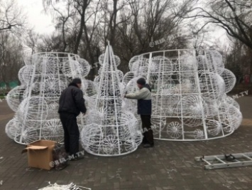 В центральном парке впервые устанавливают «золотую» елку (фото)