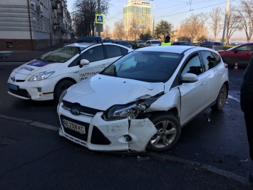 В Днепре на Набережной столкнулись Mercedes и Ford: есть пострадавшие