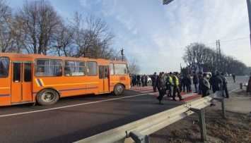 В Винницкой области "земельные" протестующие перекрыли дорогу