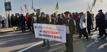 Противники земельной реформы снова перекрыли движение транспорта на трассе Одесса-Киев (фото)