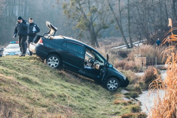 В Киеве нашли труп полуголой девушки в автомобиле, который едва не съехал в озеро