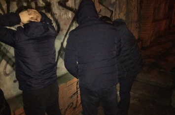 Возле запорожского СИЗО задержали "святых Николаев" - фото