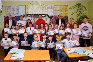 В День Николая Борис Колесников передал в учебные заведения Донбасса сладкие подарки