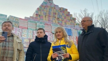 Из подарков для детей-сирот в Одессе составили рекордную пирамиду