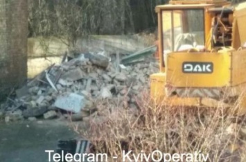 На территории одной из киевских школ прогремел взрыв. ФОТО